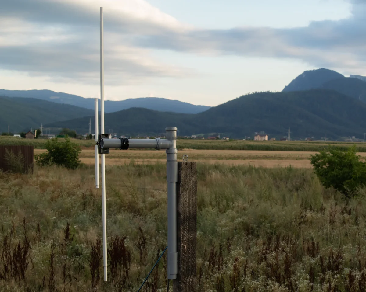 VHF / UHF Vertical Dipole Antenna